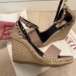 VALENTINO rock stud beige! Size 38 never worn! Giftable! Insane deal!